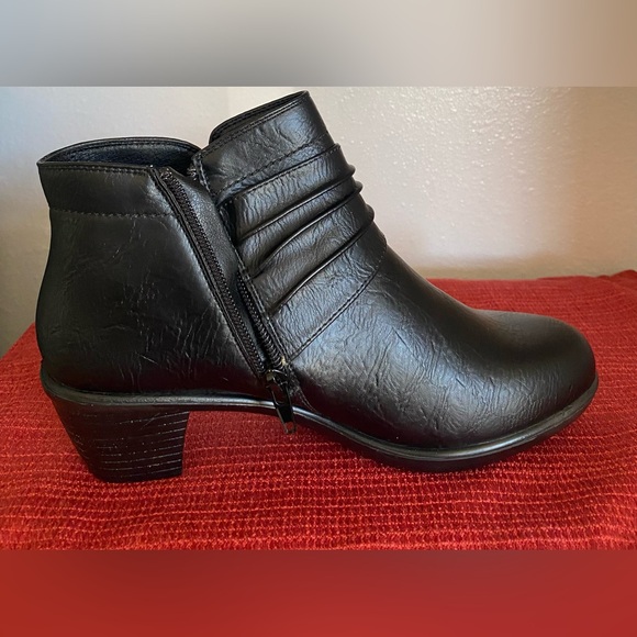 NWT.. WOMENS Easy Street Black Ankle Booties - Picture 4 of 16